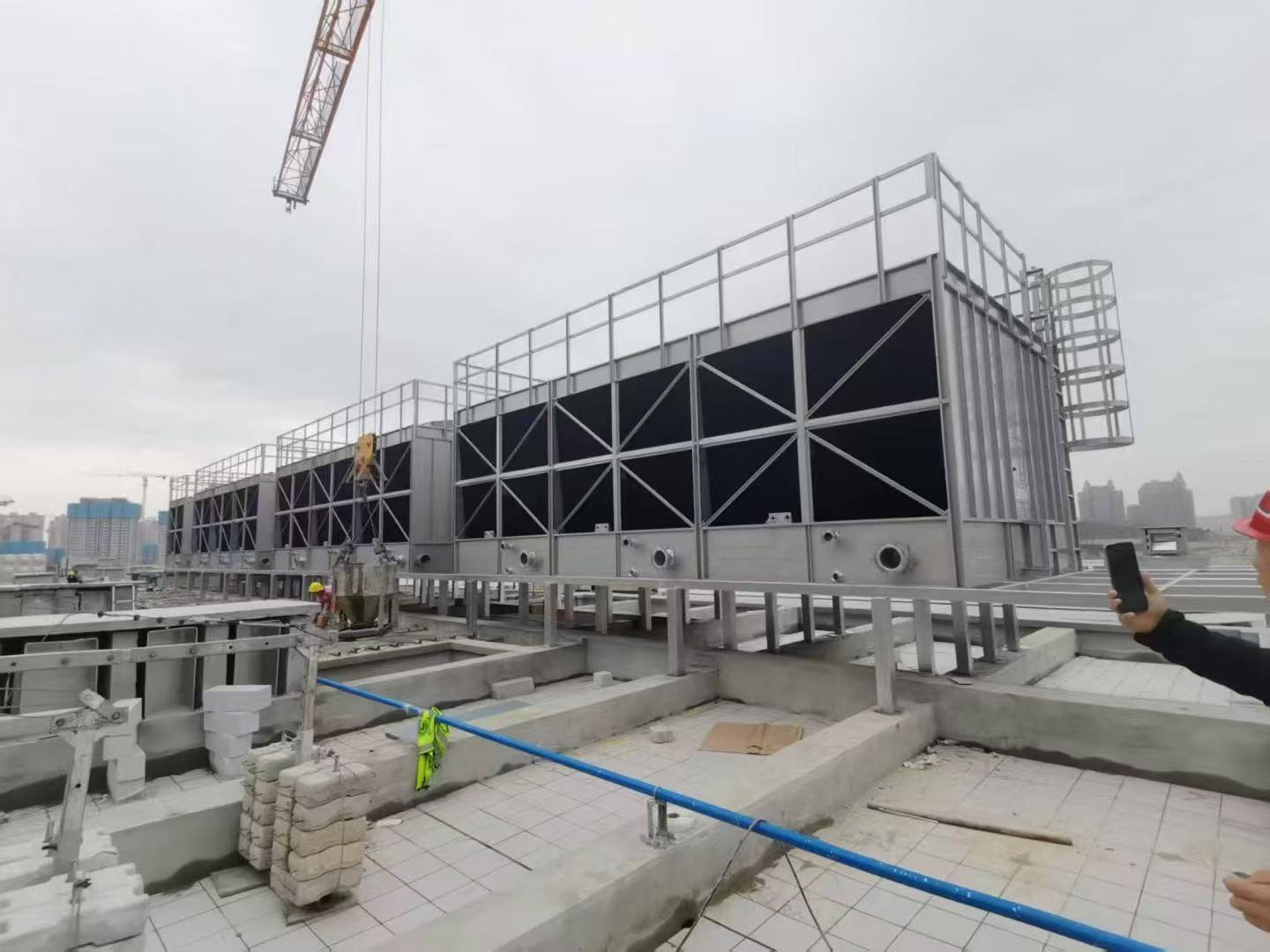 如何設置螺桿式冰冷水機的溫度控制?